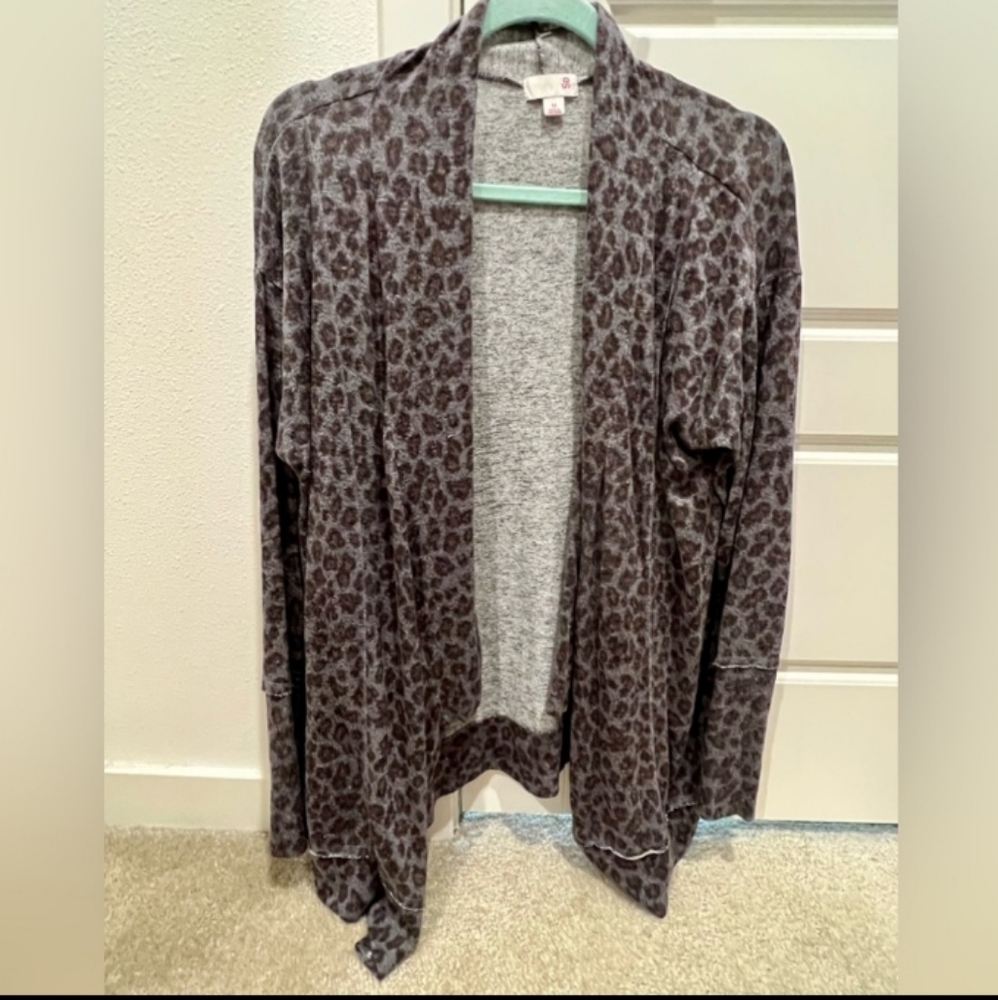 Lightweight cheetah  print sweater